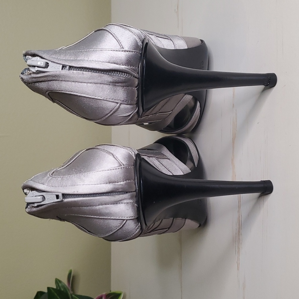 Gucci | Silver Satin Ruched Peep-toe Stiletto Pumps with Bow Accent 37B - Picture 7 of 10